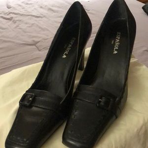 Closed toe high heels in black.